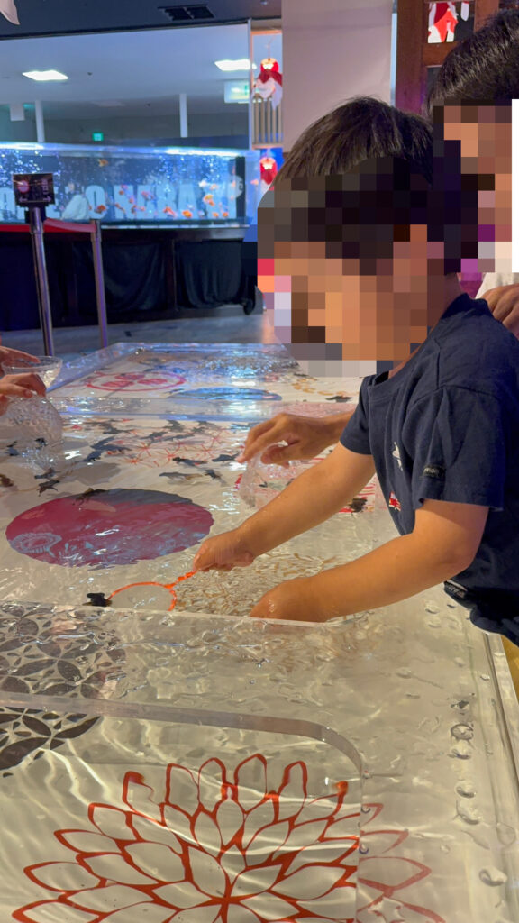 金魚ミュージアムで金魚すくい